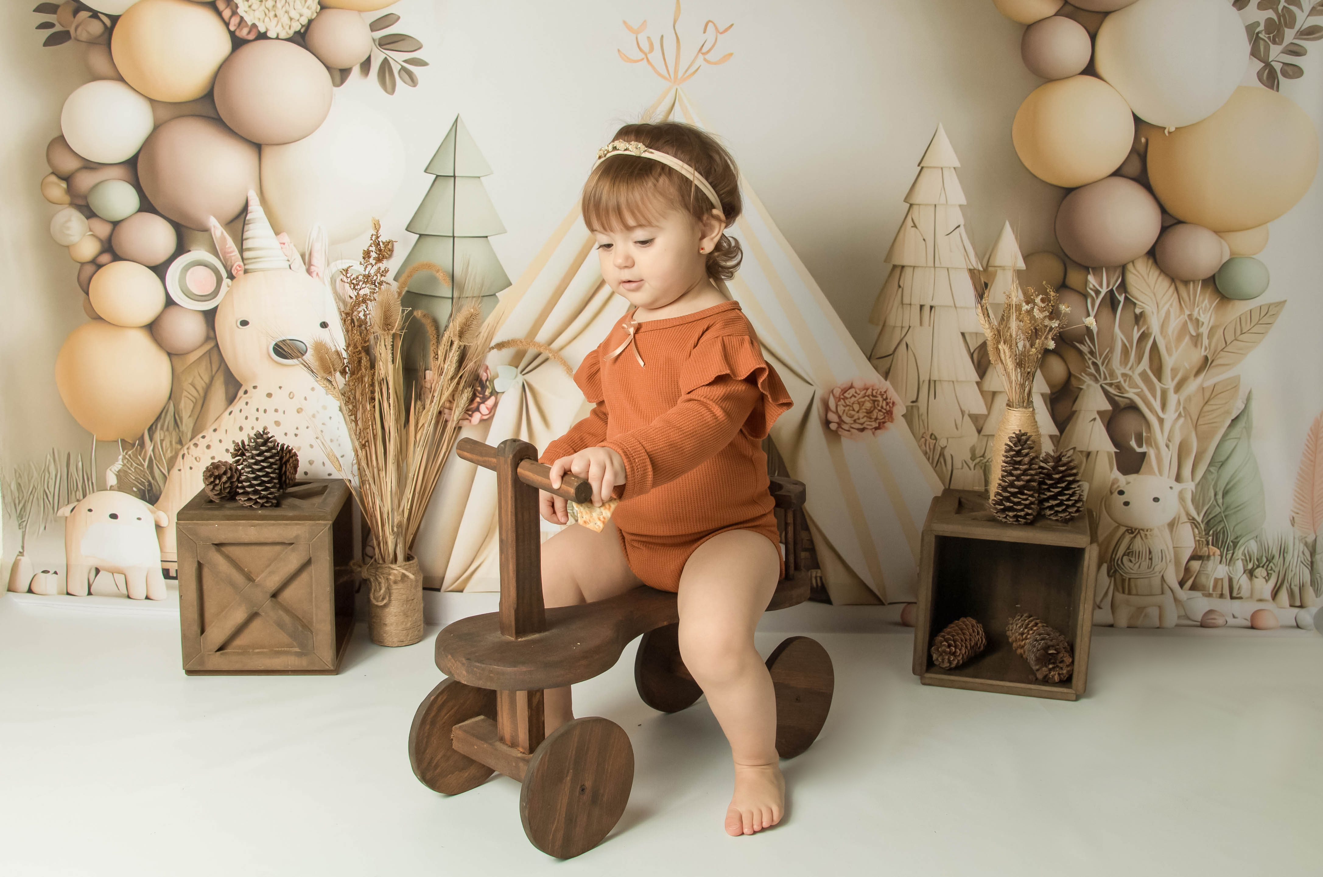 Bebé de 6 meses sonriente en el estudio boutique de Paula María Faro en Villa Urquiza